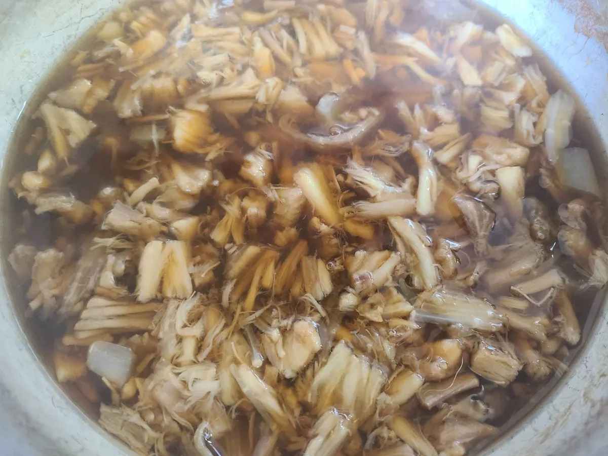 お玉で軽く押しつぶすようにするだけでこんなにバラバラにほぐれます。