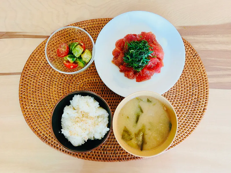 まぐろの梅コチュジャンカルパッチョ定食風