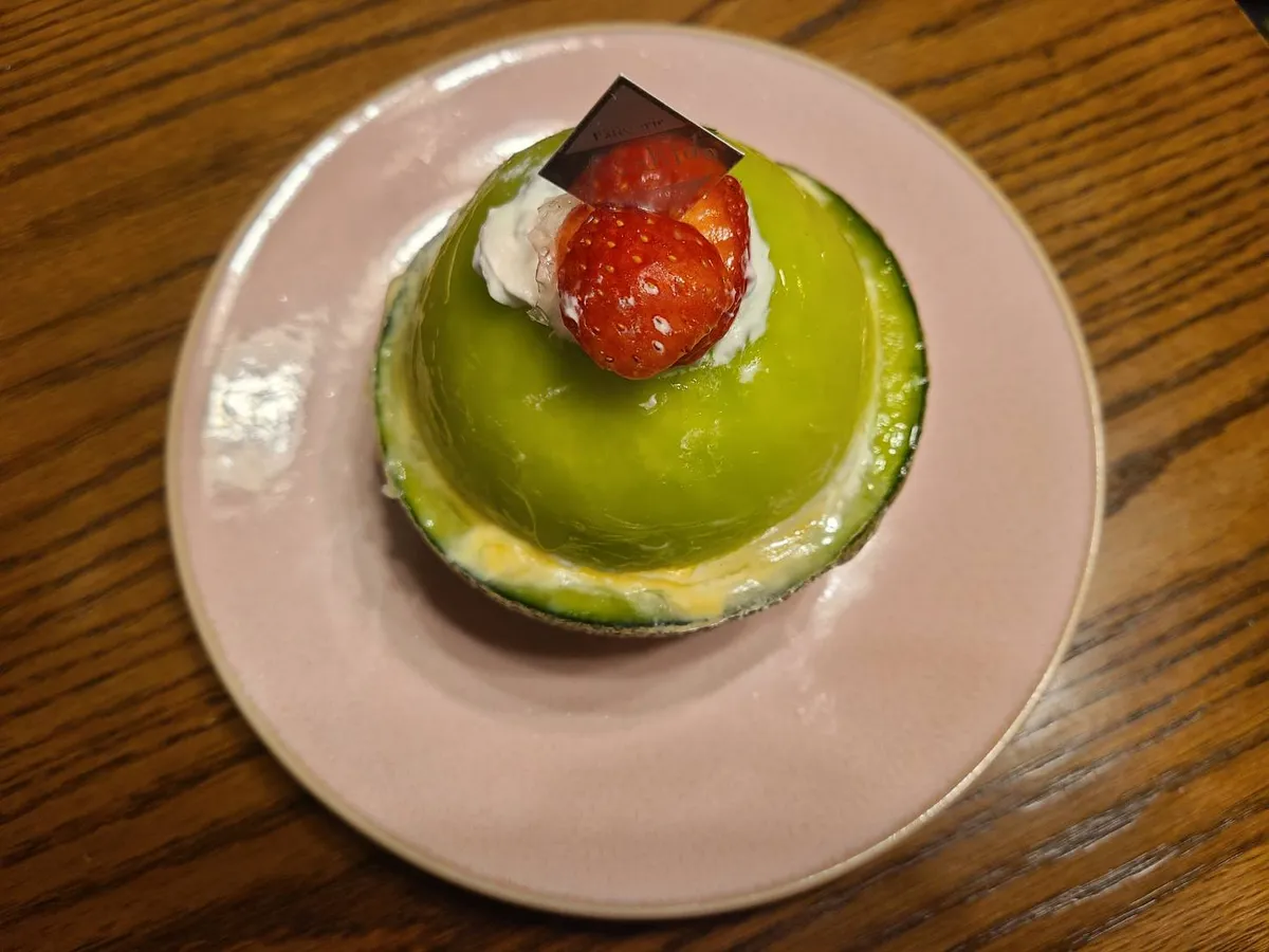 誕生日に食べた丸ごとメロンのケーキ。