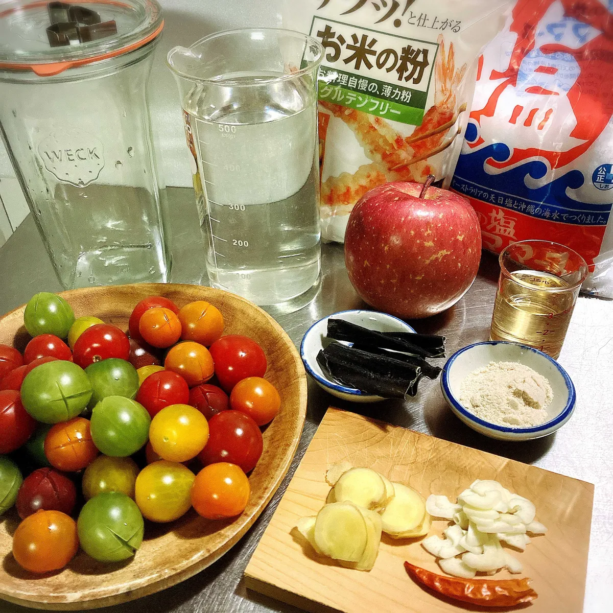 ミニトマト・リンゴ・ニンニク・ショウガ・タカノツメ・昆布・塩・きび砂糖・米粉・酢・水