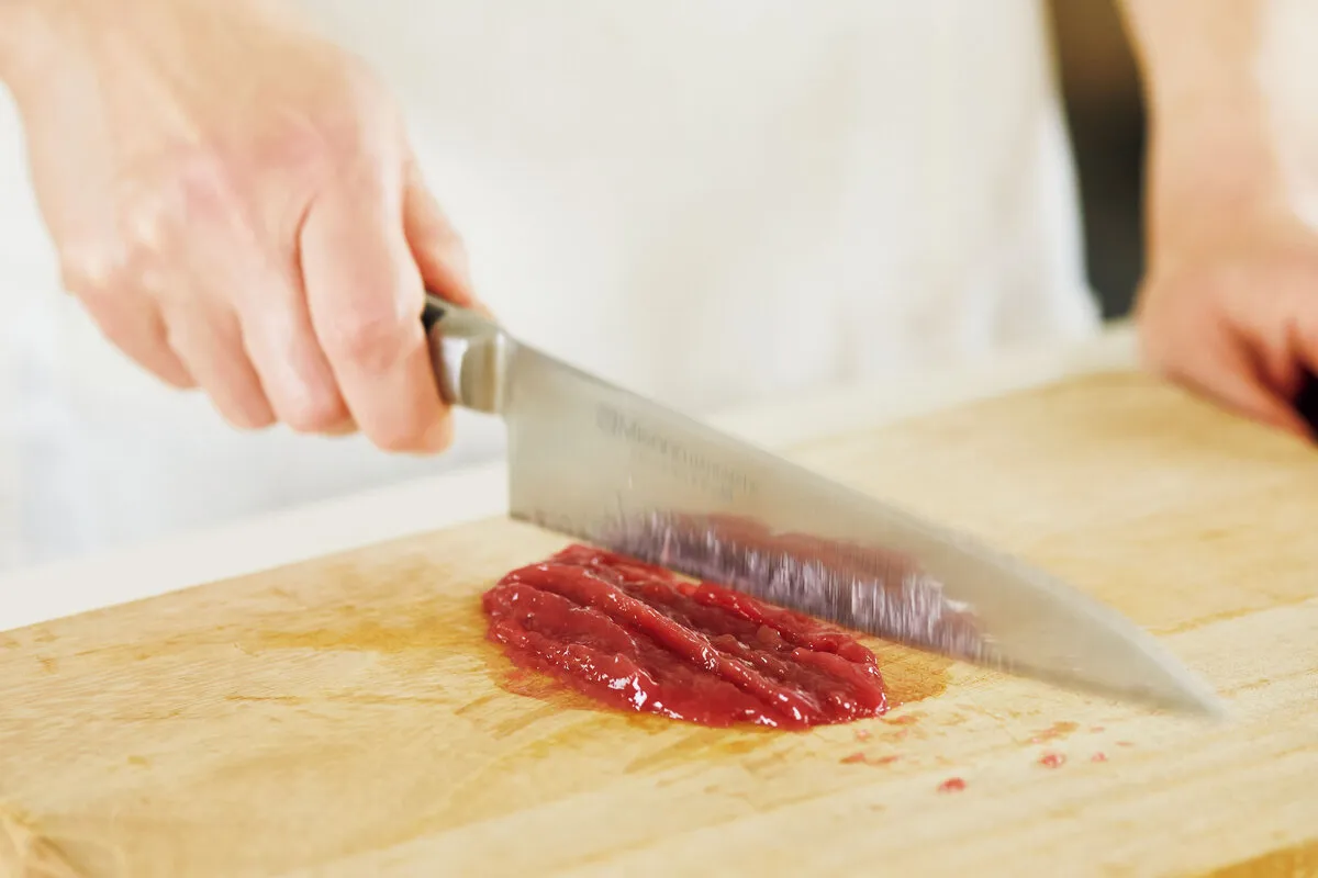 梅は種をとって、包丁でたたいて梅肉に