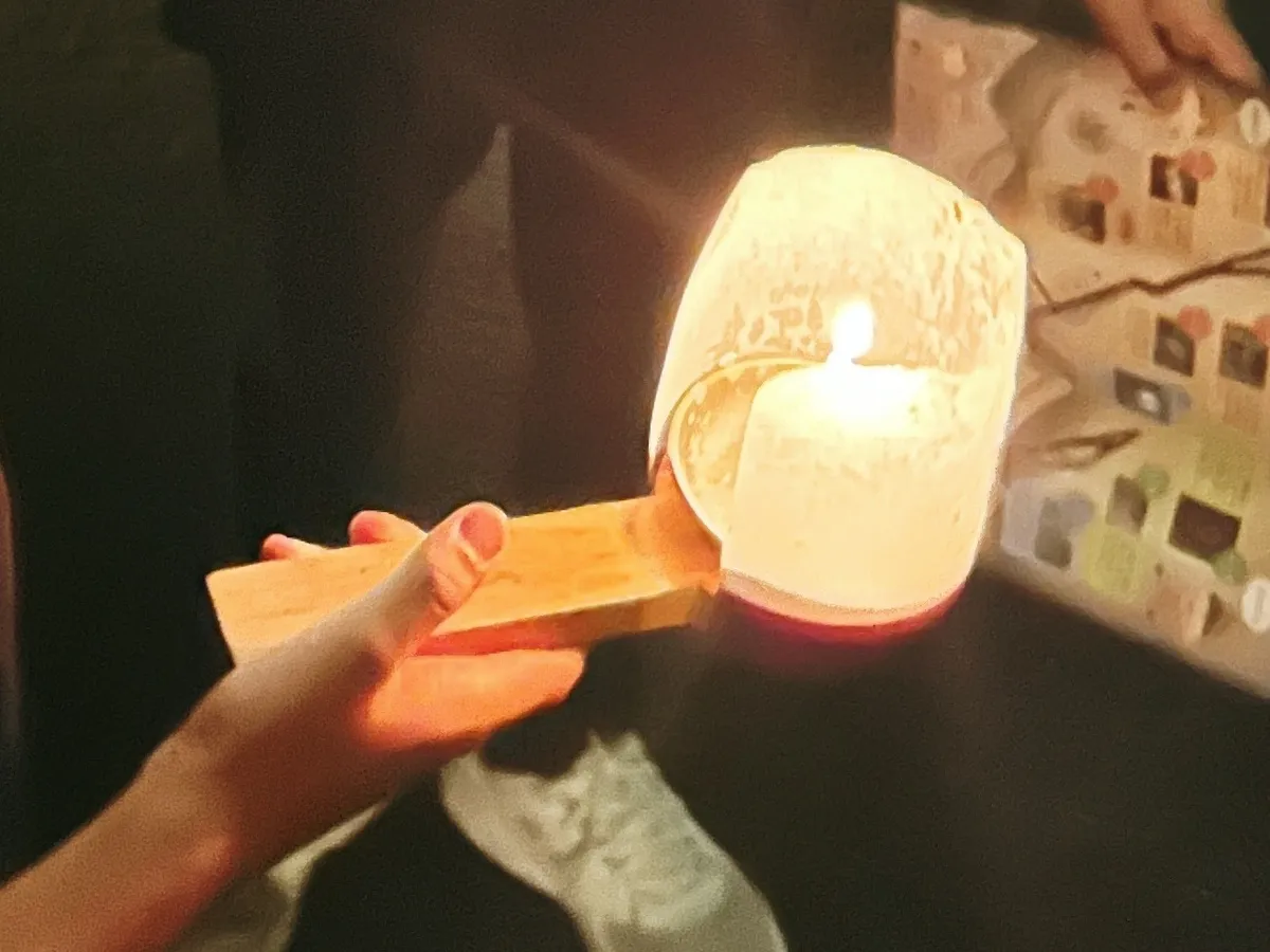 手持ちの行燈を持ちながら岩屋を探検