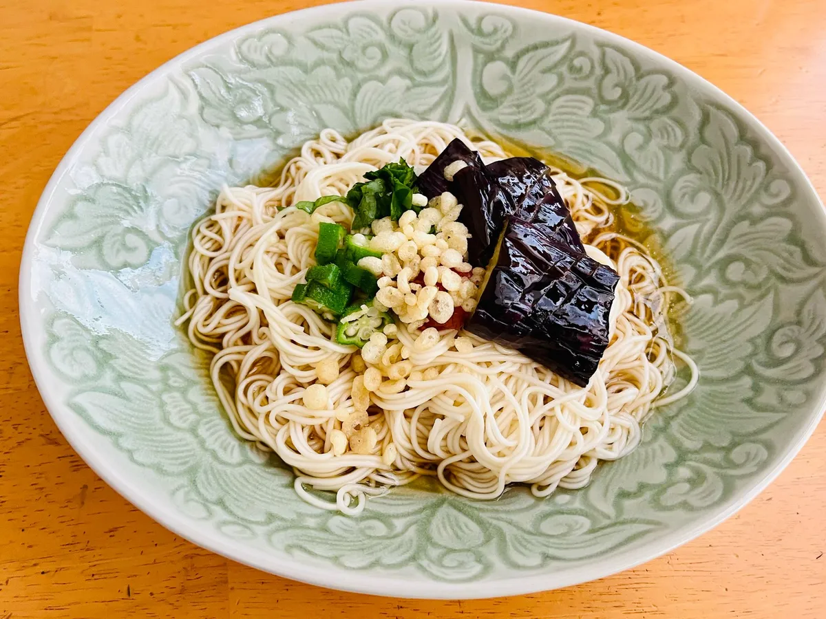 オクラ+茄子+青紫蘇+揚げ玉。ここに温玉があるとなお良しですがこの日は卵を切らしており...。