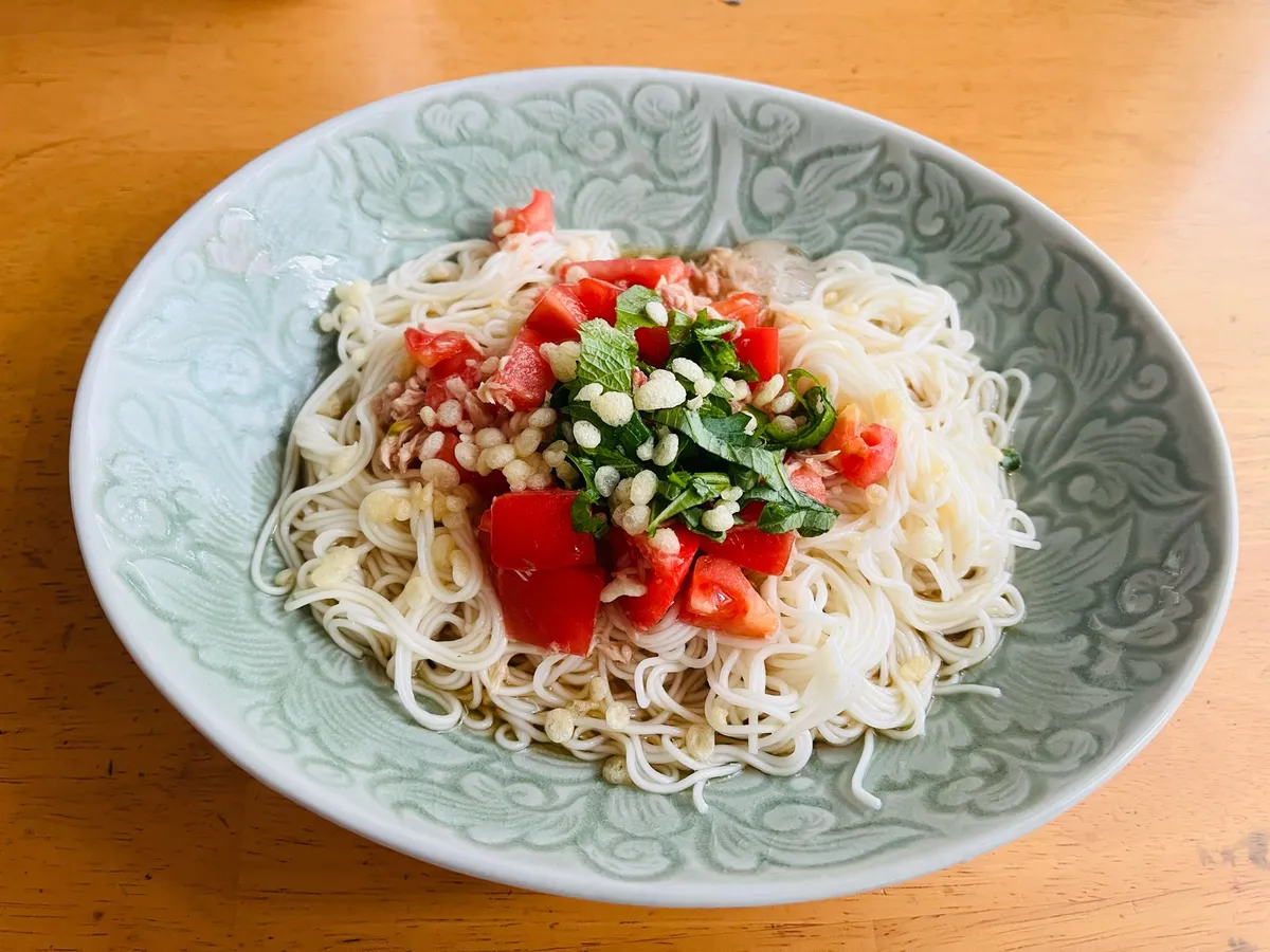 トマト+ツナ+青紫蘇+揚げ玉。この組み合わせも我が家の定番素麺です。
