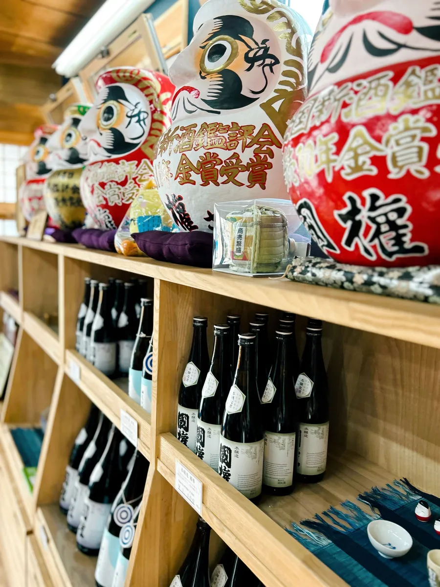 だるまが並ぶ店内