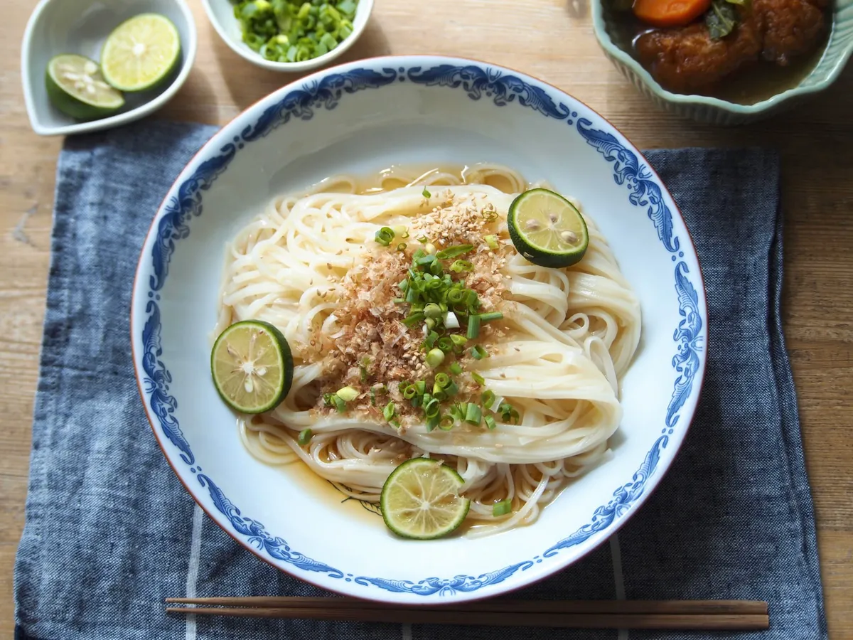 薬味は細ねぎ、白胡麻、かつおぶし。みょうがも欲しかった