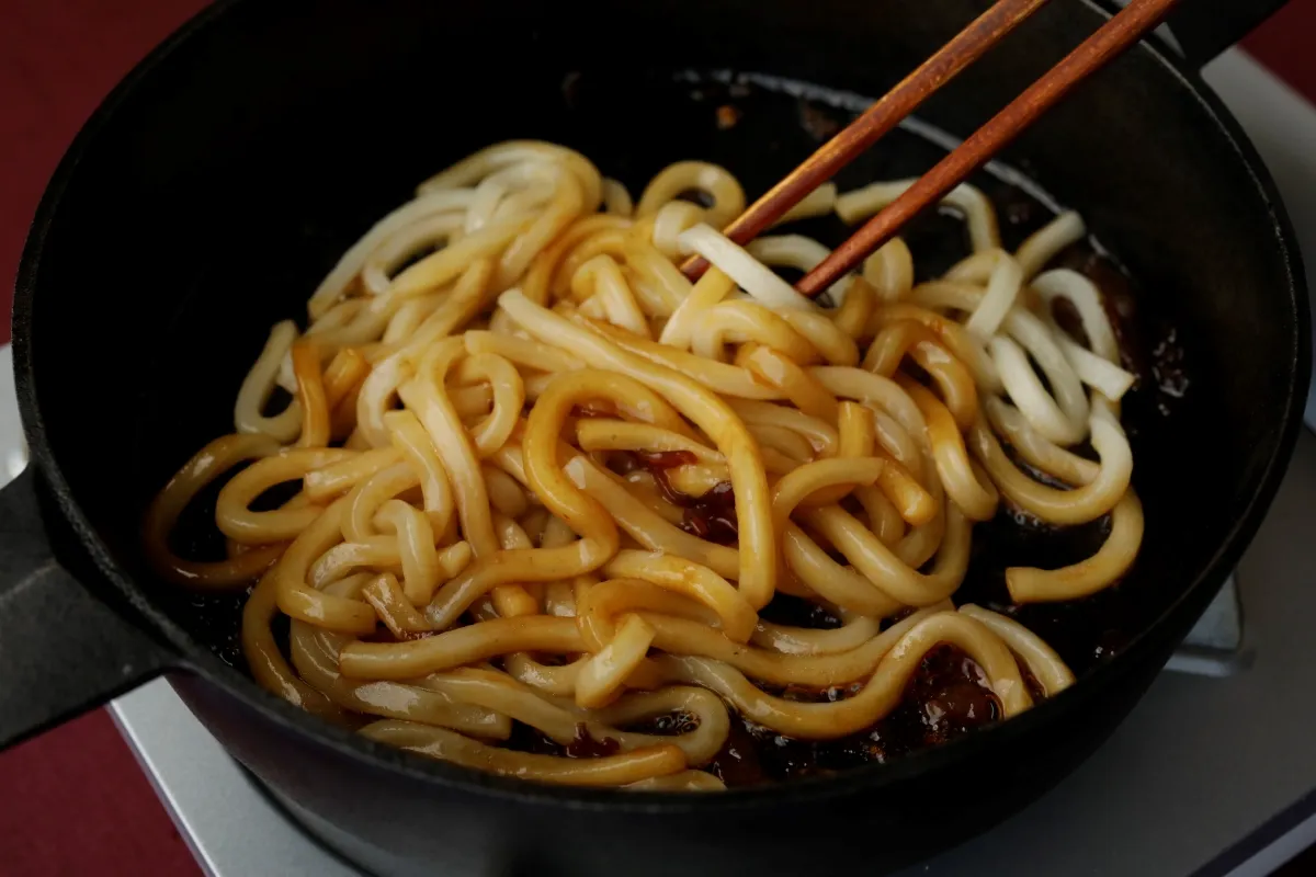 煮汁が残ったら焼きうどんに!