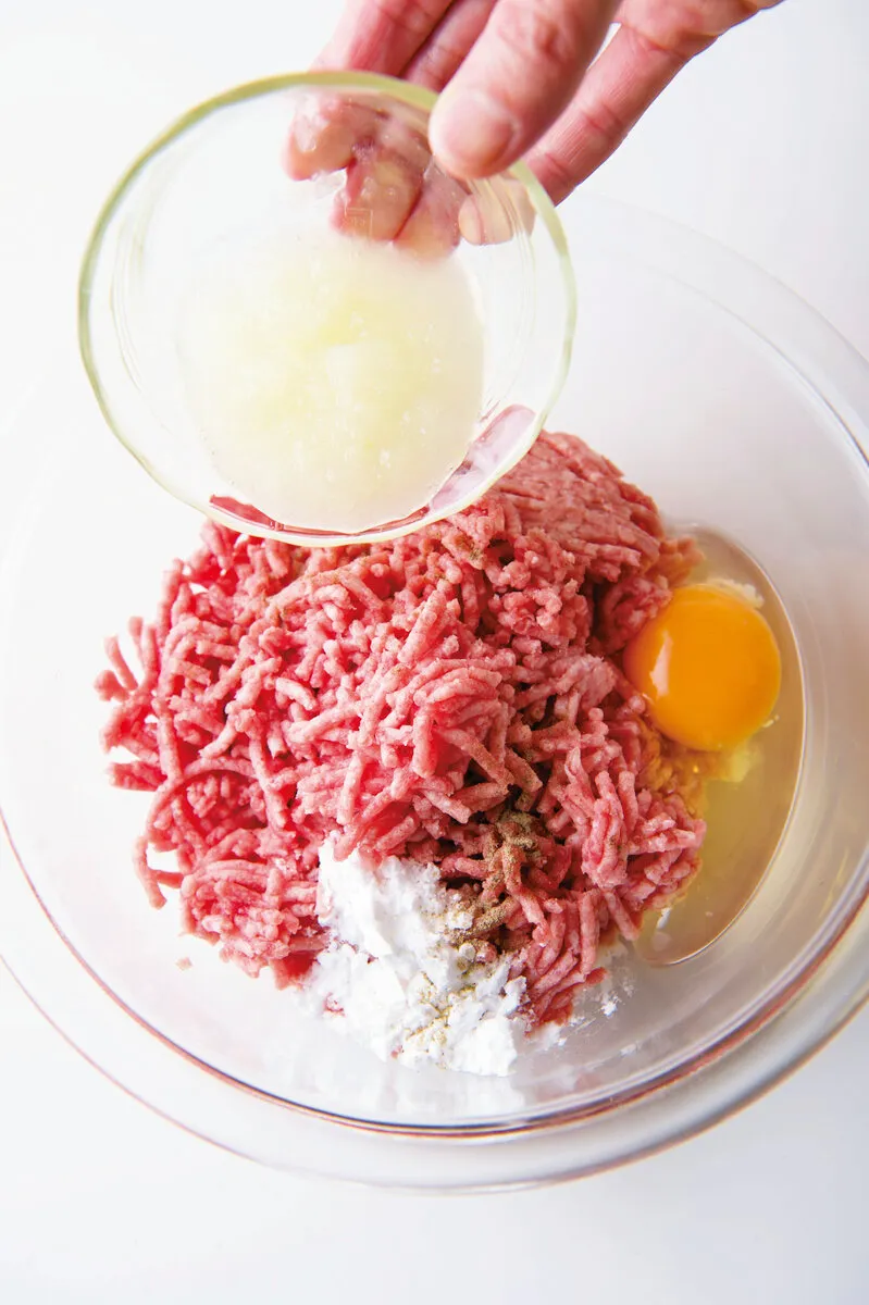 しらがねぎを作り、肉だねを合わせる