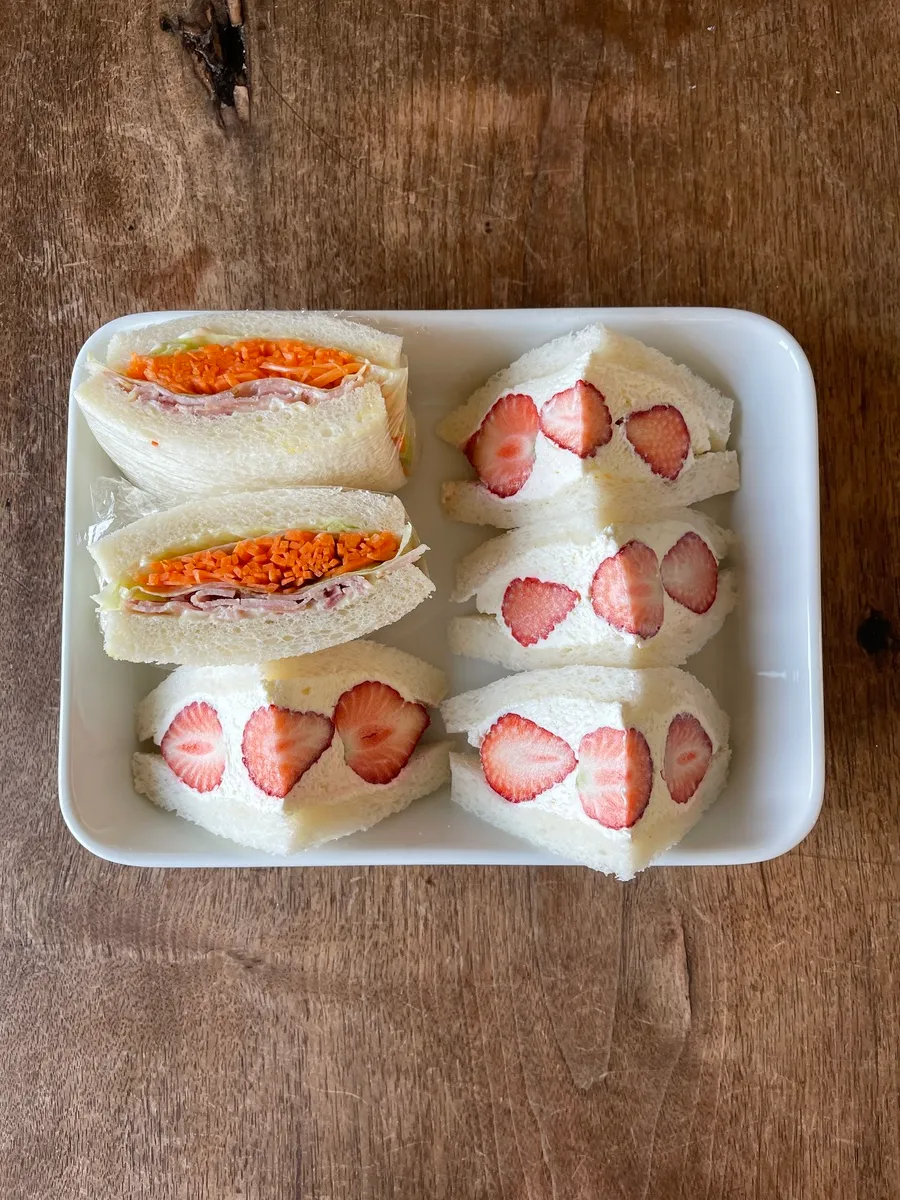 いちごサンドと一緒にサンドイッチも作りました