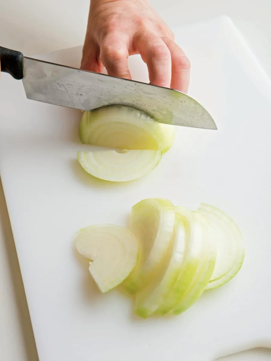 野菜を切り、肉に下味をつける