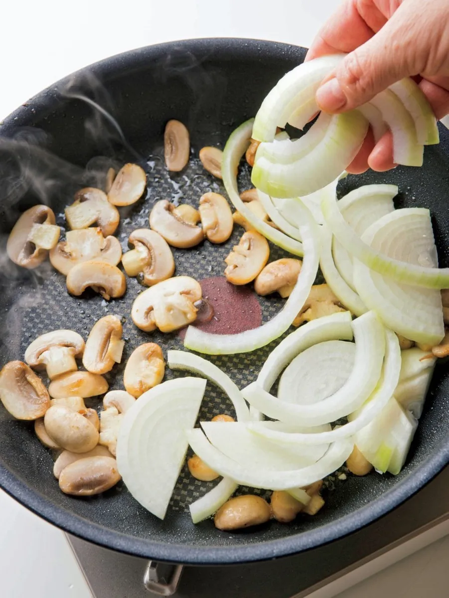 野菜を炒める