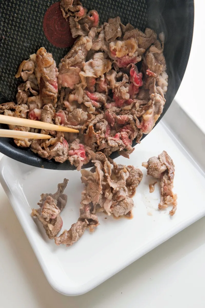 肉を炒め、いったん取り出す