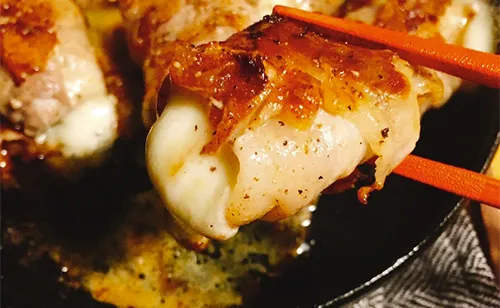 豚バラ肉でモッツァレラチーズを巻き焼いたおつまみ「とろ～り豚モッツァ」