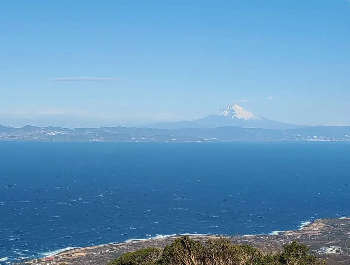 伊豆大島から見た富士山