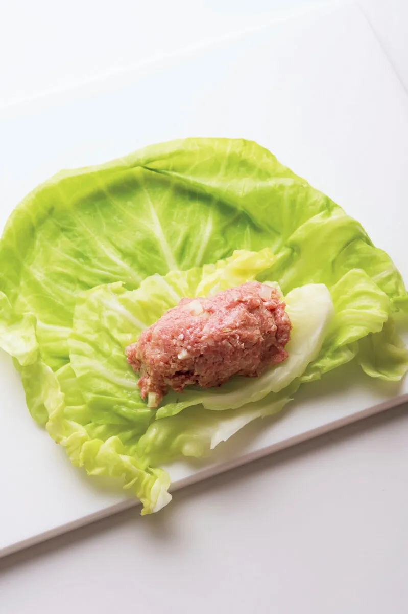 葉にたねをのせて巻く