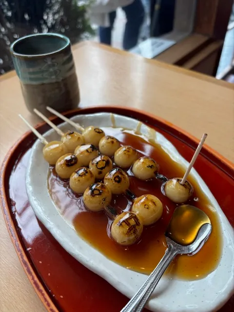 5つのお団子をひとつ離して串に刺してあるのは人体に見立て、厄払いの意味があるそうです。