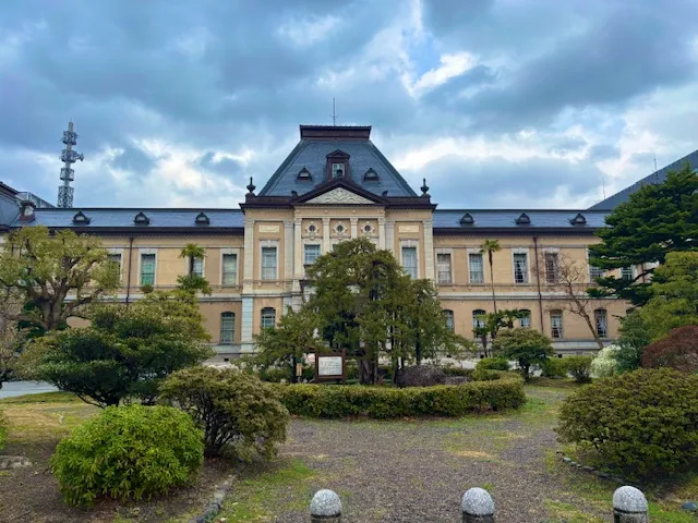京都府庁の旧本館外観。創建120年を超える薄黄色の歴史ある建物が本当に素敵です。