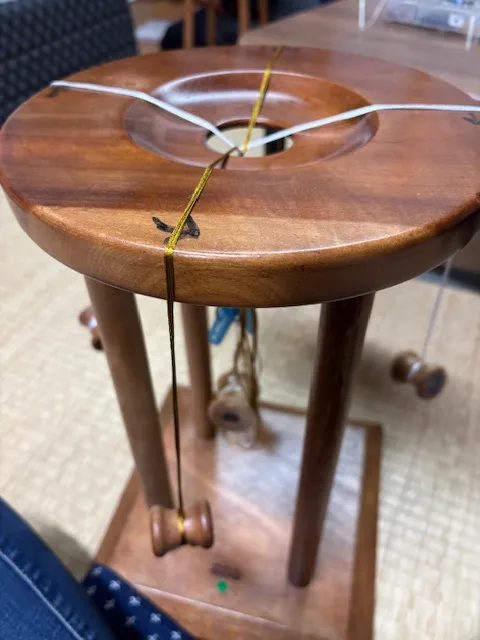 こちらの丸台を使って2本の糸束を組んでいきます。