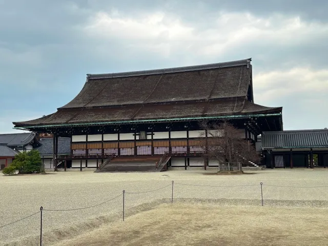 広い御所敷地内の中心は紫宸殿。天皇の即位礼などの最重要公式行事はここで行われるそう。