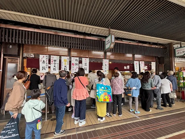 お店の前には3重4重にも行列が！次から次へとお客様が並びに来ます。