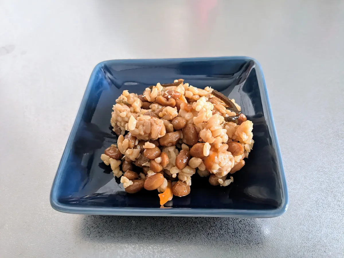 煮切り汁の温度が冷めすぎると麹菌が上手く働かず、75度以上だと逆に菌が生きられないので、混ぜるタイミングがポイント