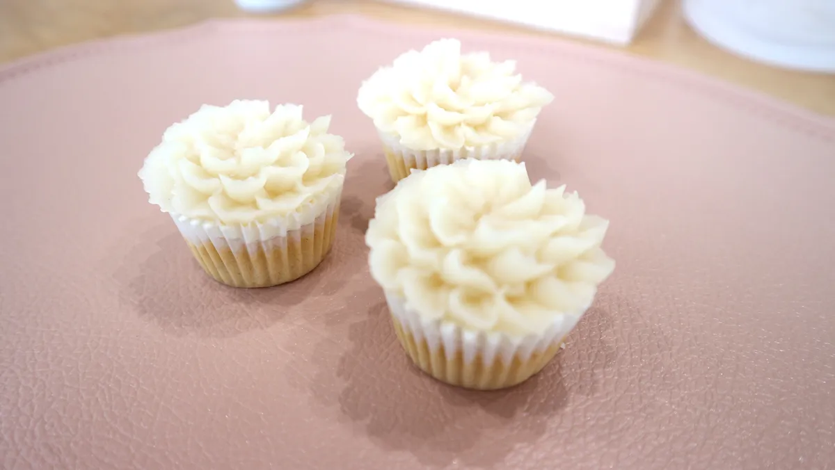 カップケーキからはみ出したり、はみ出さなかったり。性格が出るお花たち