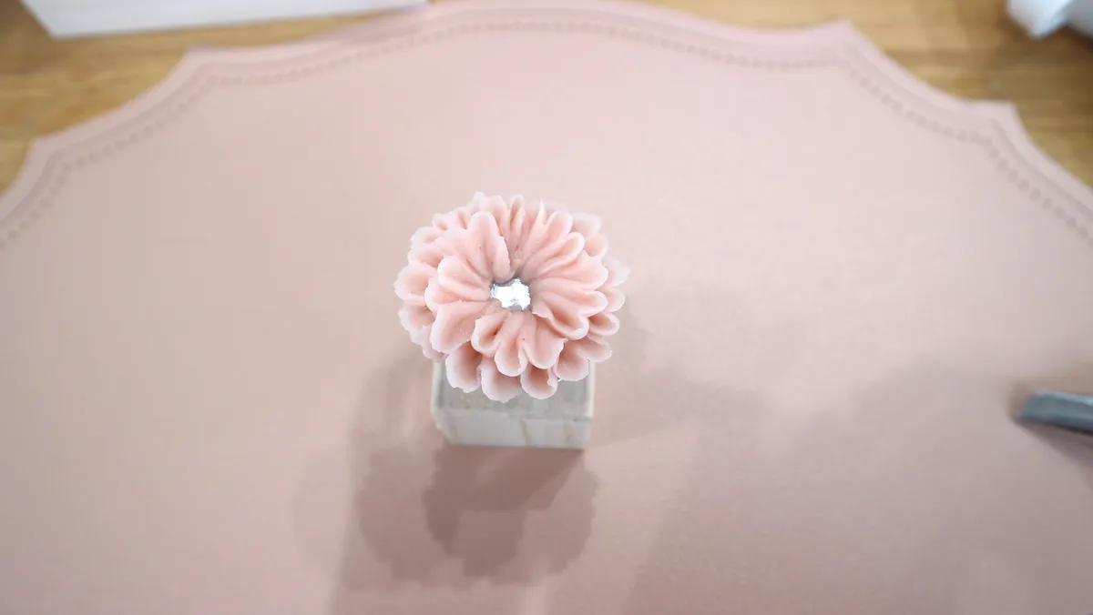 色を混ぜ、絞り方を変えるとフリルのあるピンクのお花に