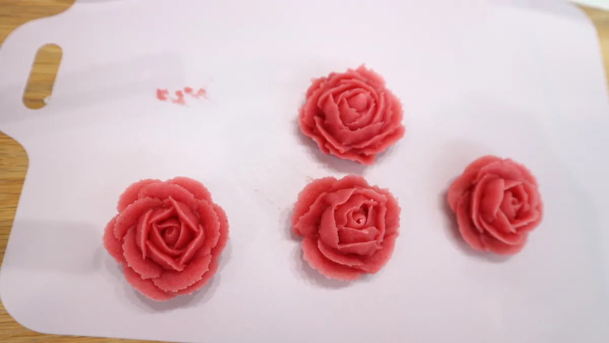 左が先生の作品。その他がバラというより水気の足らないカーネーションのような私のお花たち