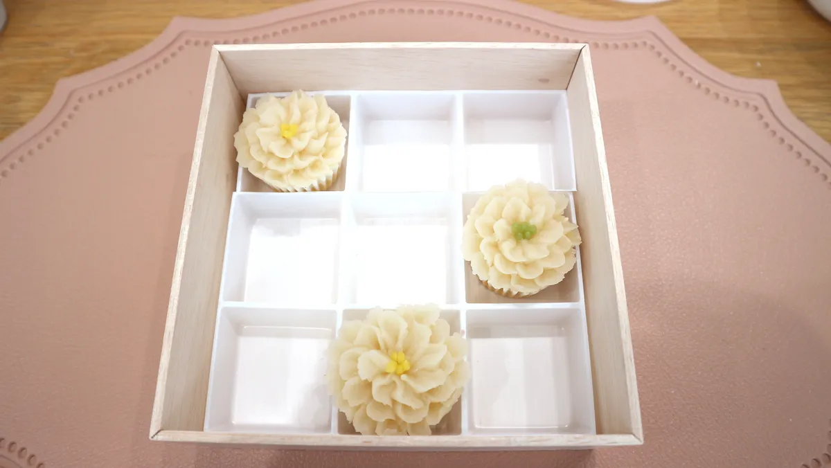黄色や緑のあんで花芯を絞って、わああ…!や、やっと3つできたぞっ…!