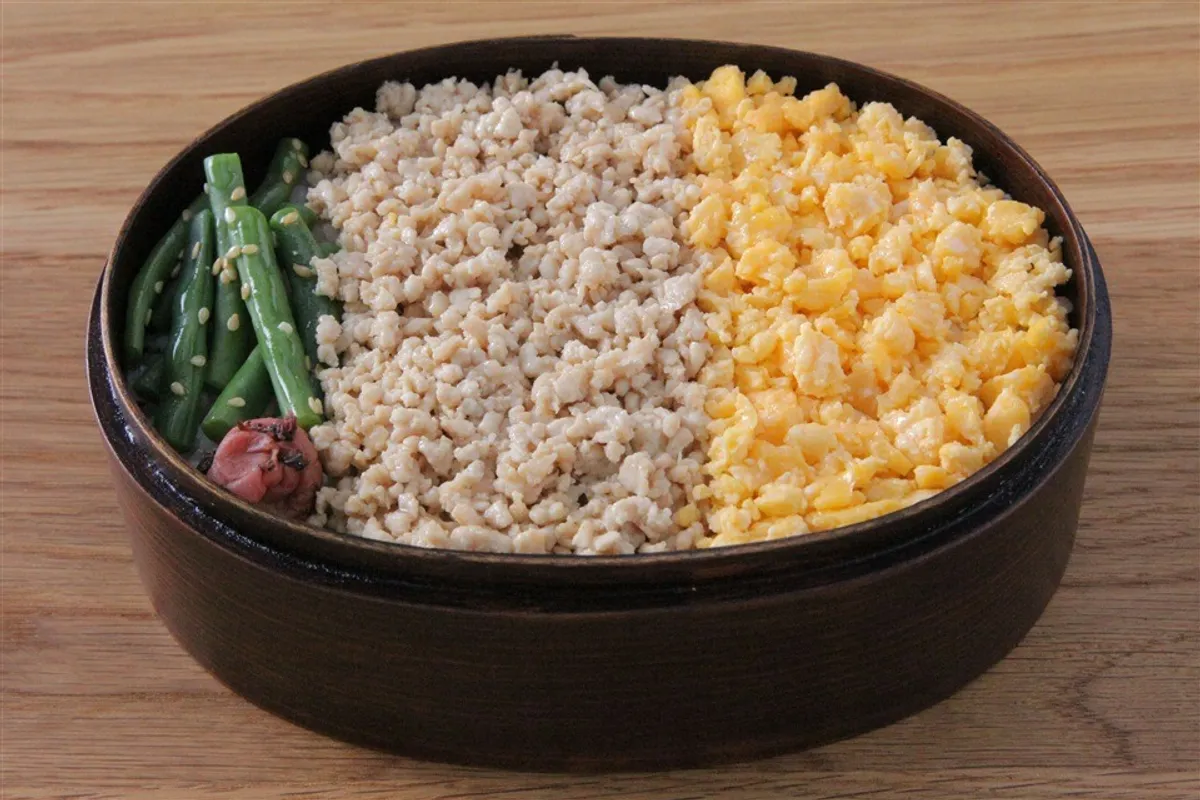 秒速　甘くな～い２色そぼろ弁当