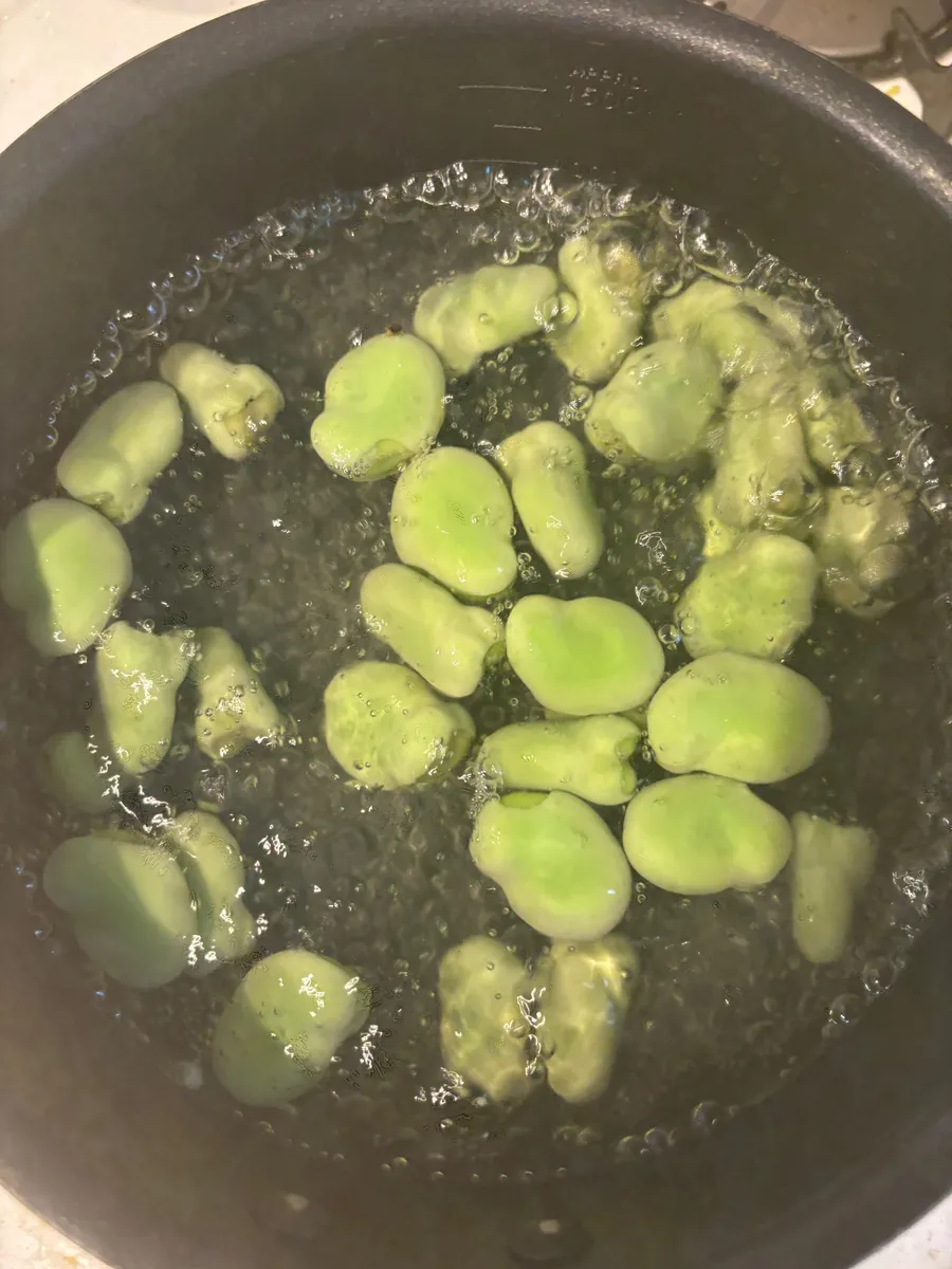 そら豆のお歯黒部分を先に取り除いておくと、後で薄皮がするっと剥けます