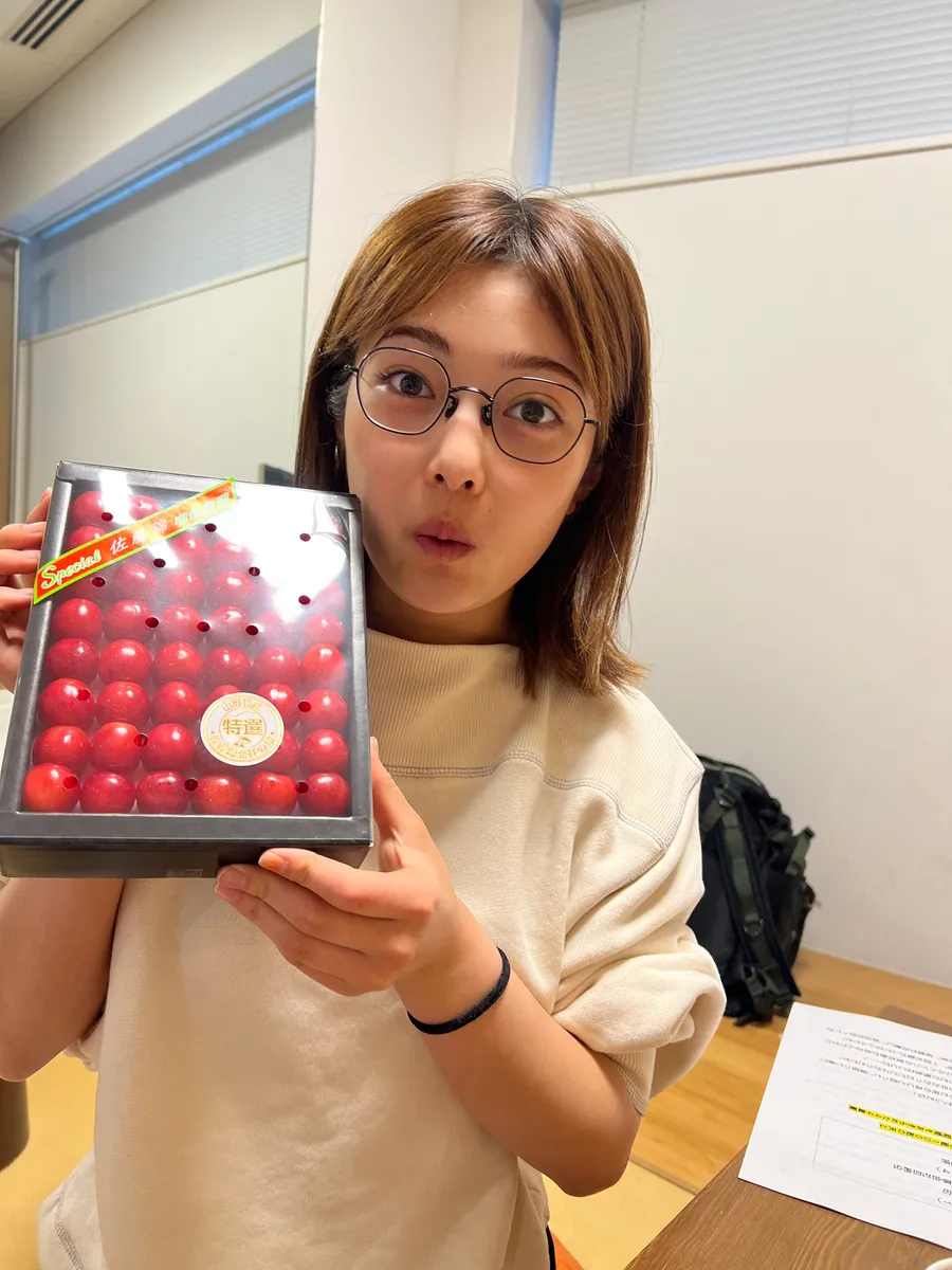 新婚さんいらっしゃい！スタッフから、自己ベスト記録のお祝い。立派なさくらんぼをいただきました。
