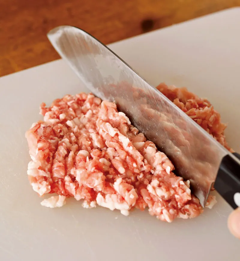 豚肉は包丁で大まかに刻んでから粗くたたく