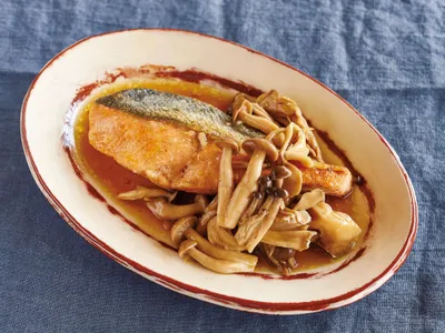 きのこマリネだれを焼いた鮭にのせて