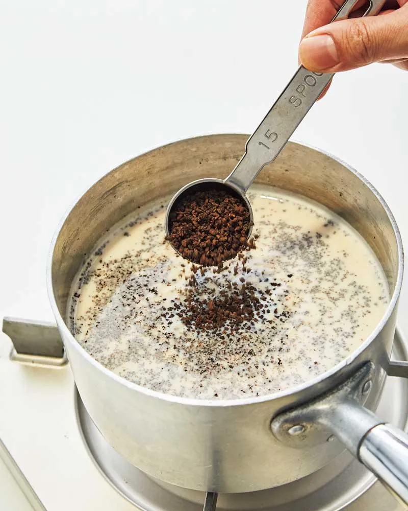 チャイの作り方　牛乳の入った鍋に茶葉を入れる