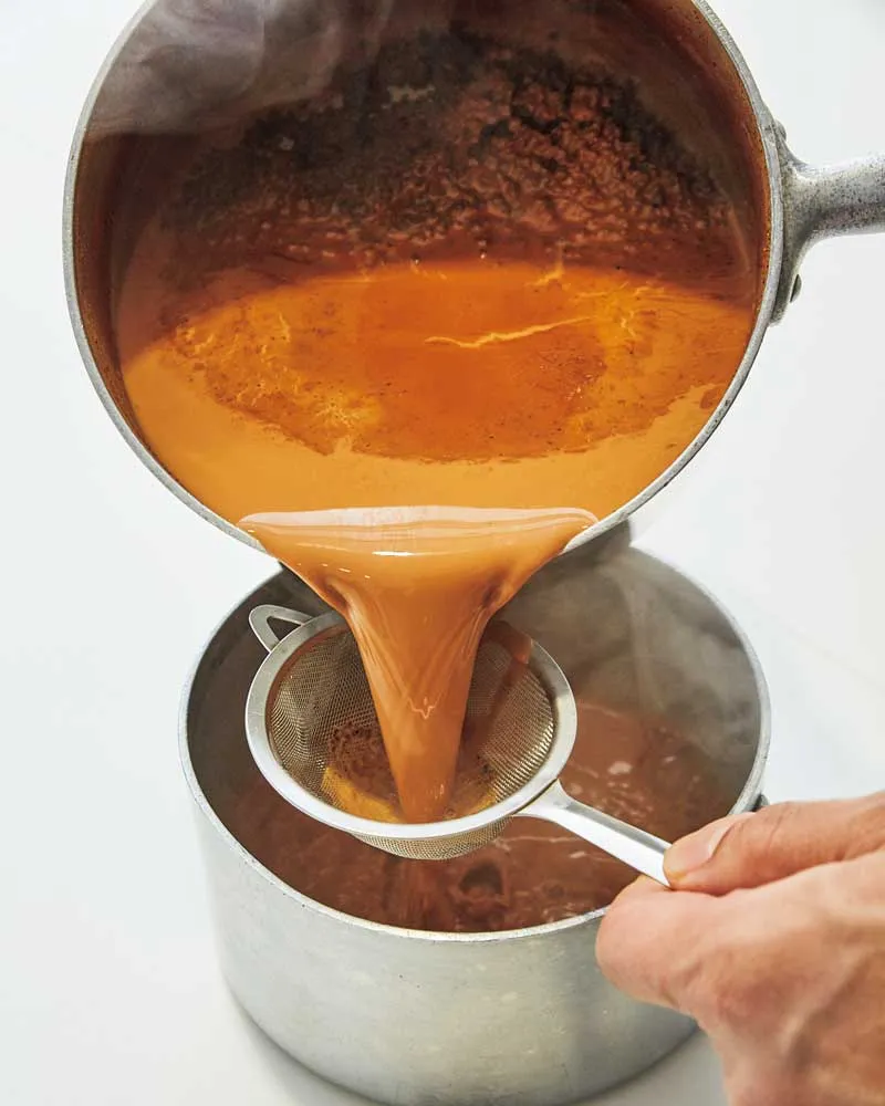 チャイの作り方　茶こしでこす