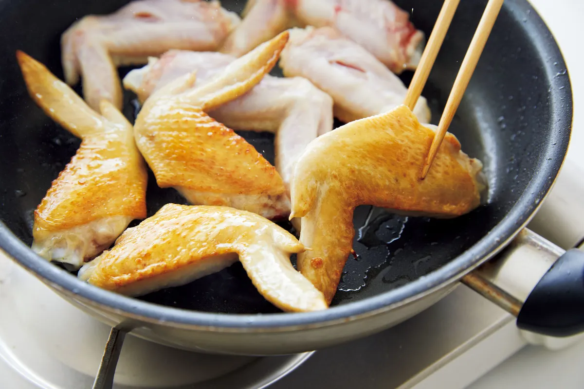 手羽先を焼きつける