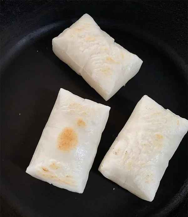 餅をフライパンで焼く