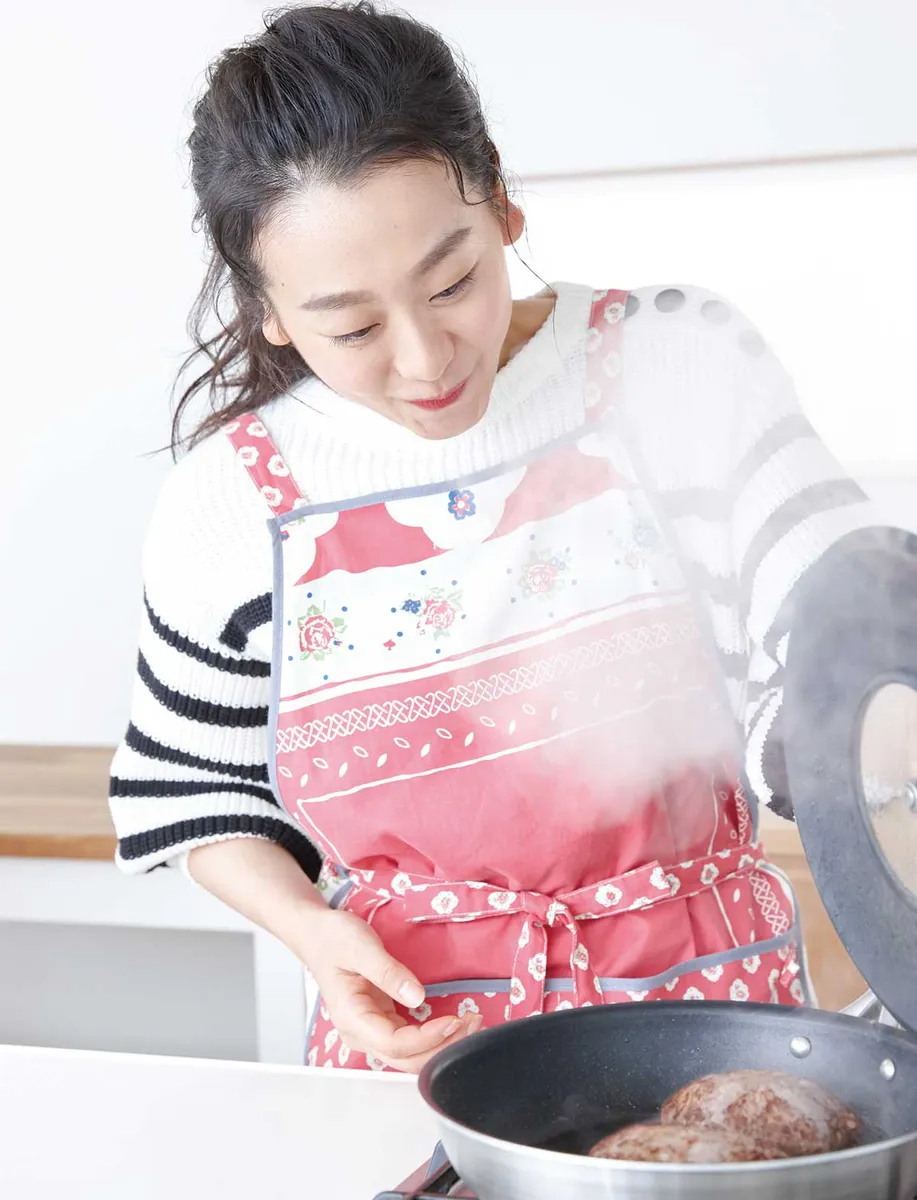 ハンバーグの焼け具合をチェックする浅田真央さん