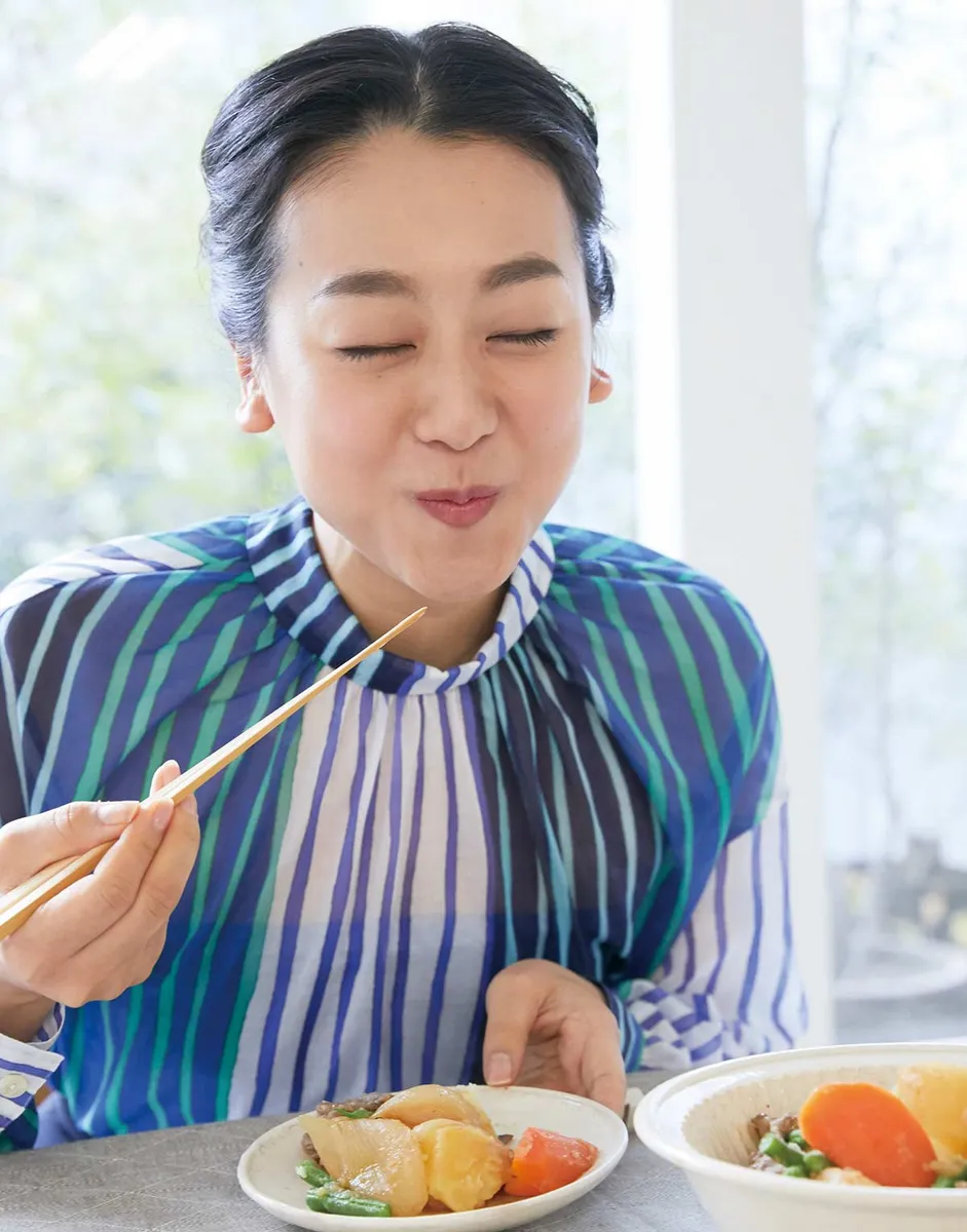 肉じゃがを試食する浅田真央さん