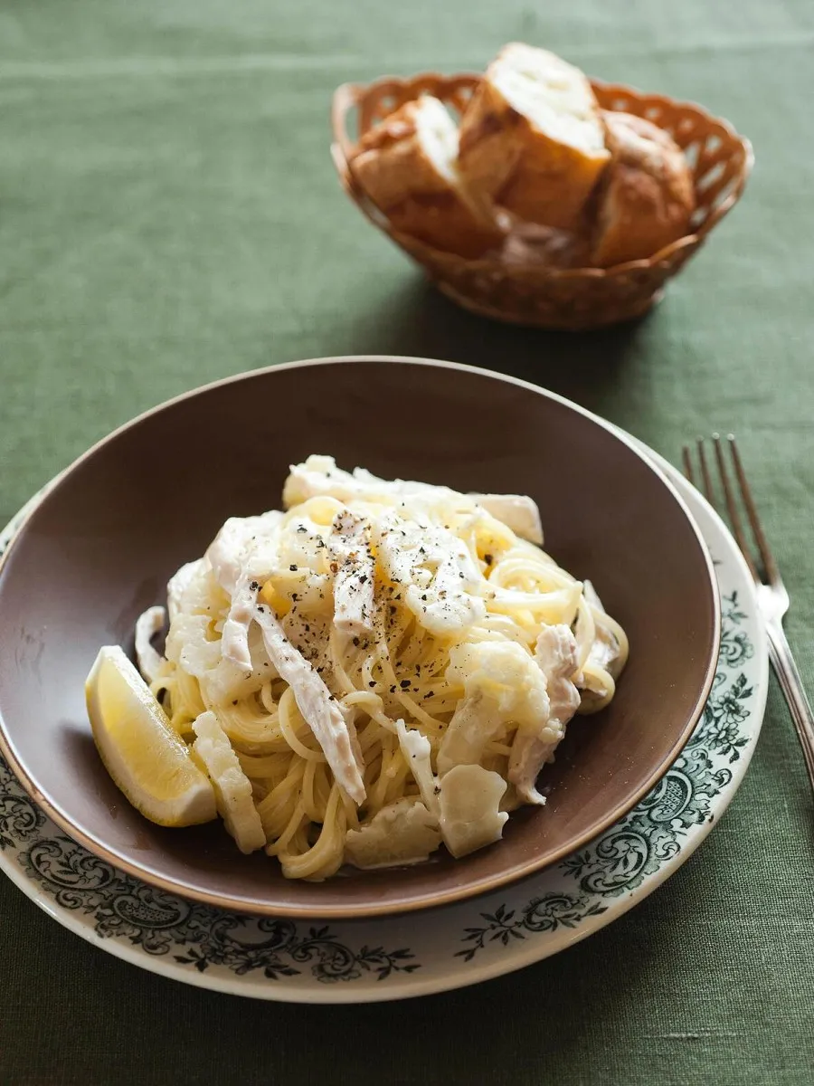 ゆで鶏とカリフラワーのクリームパスタ