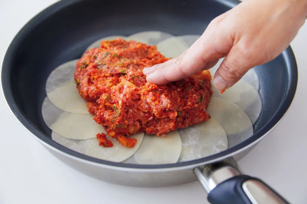 皮に肉だねをのせる