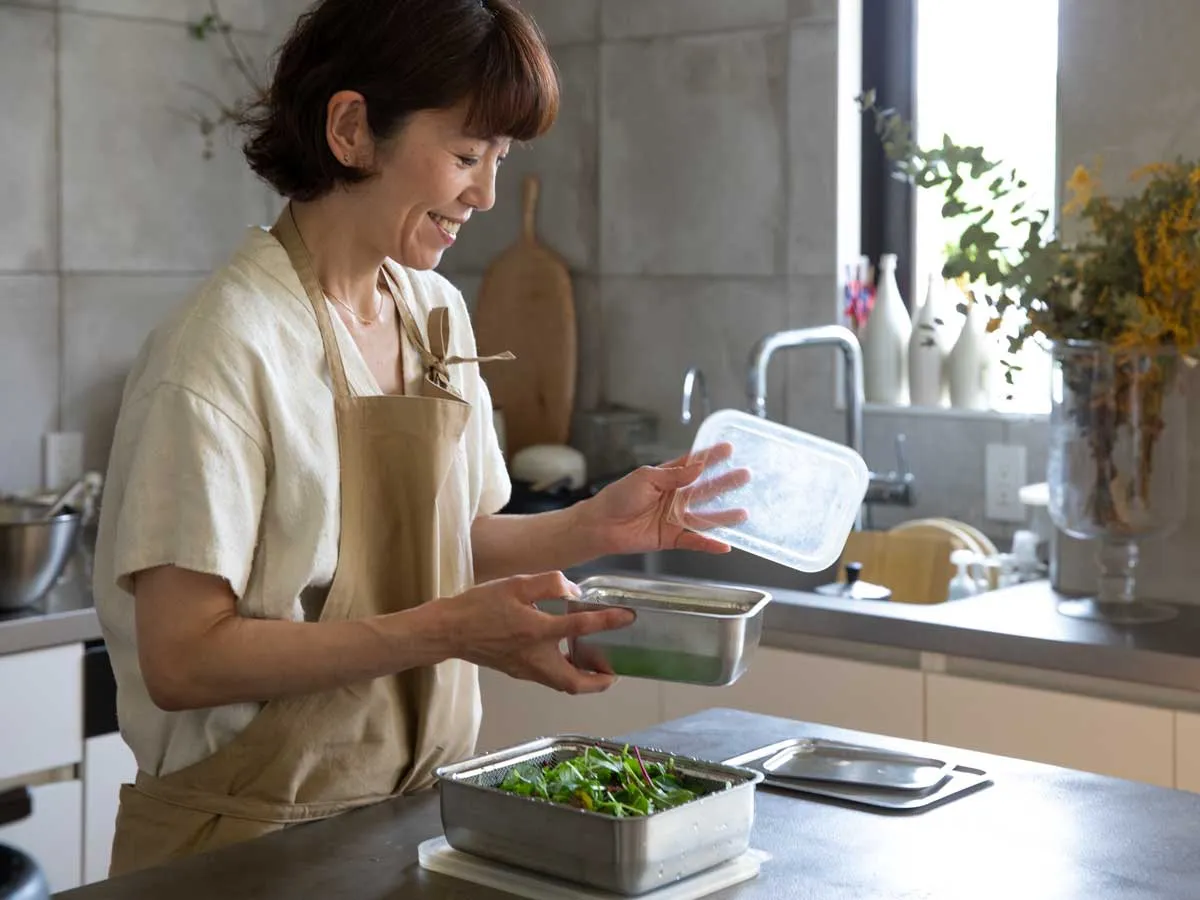 家事問屋のシステムバットを使うワタナベマキさん