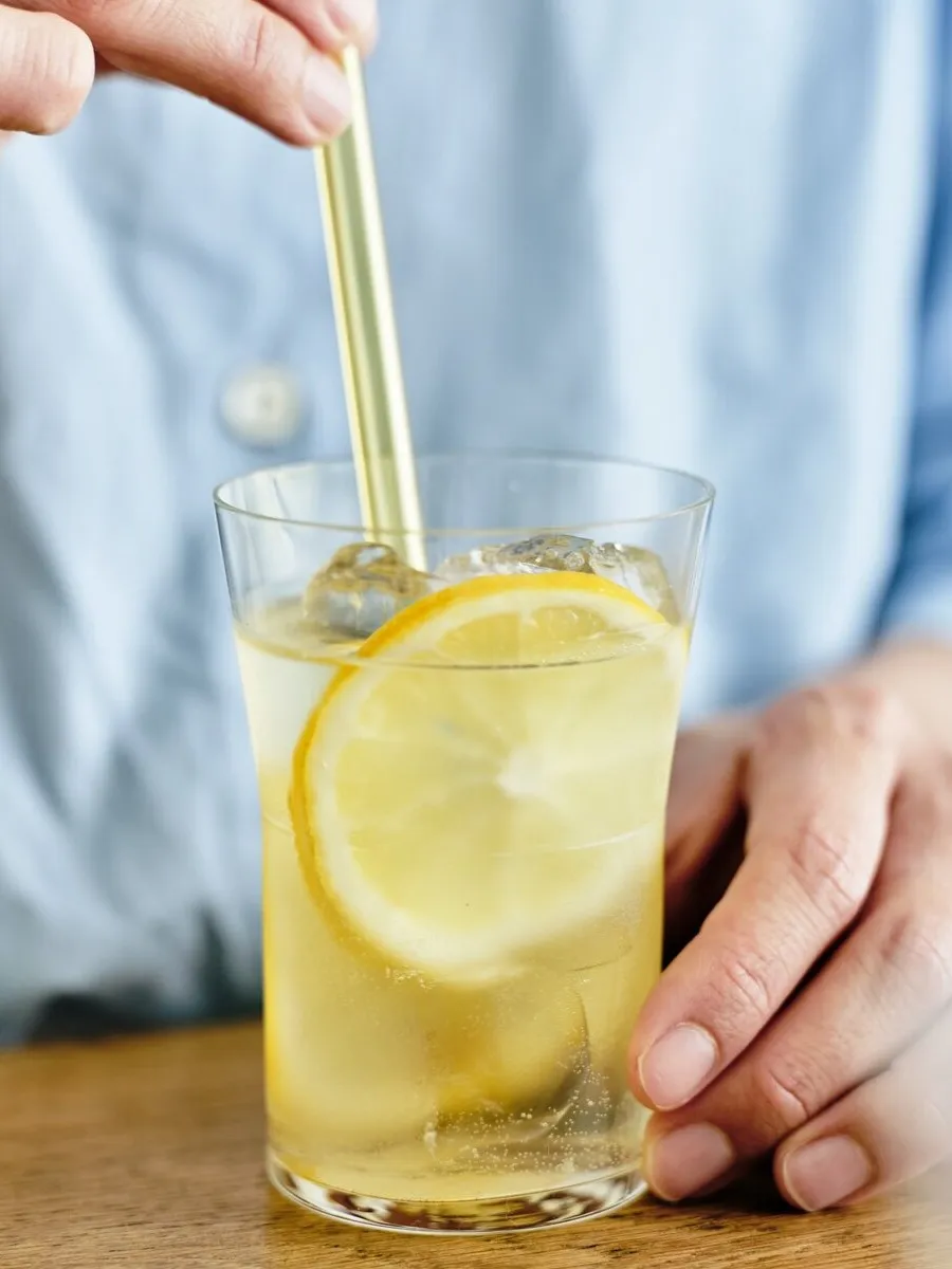 炭酸で割ってレモネードに