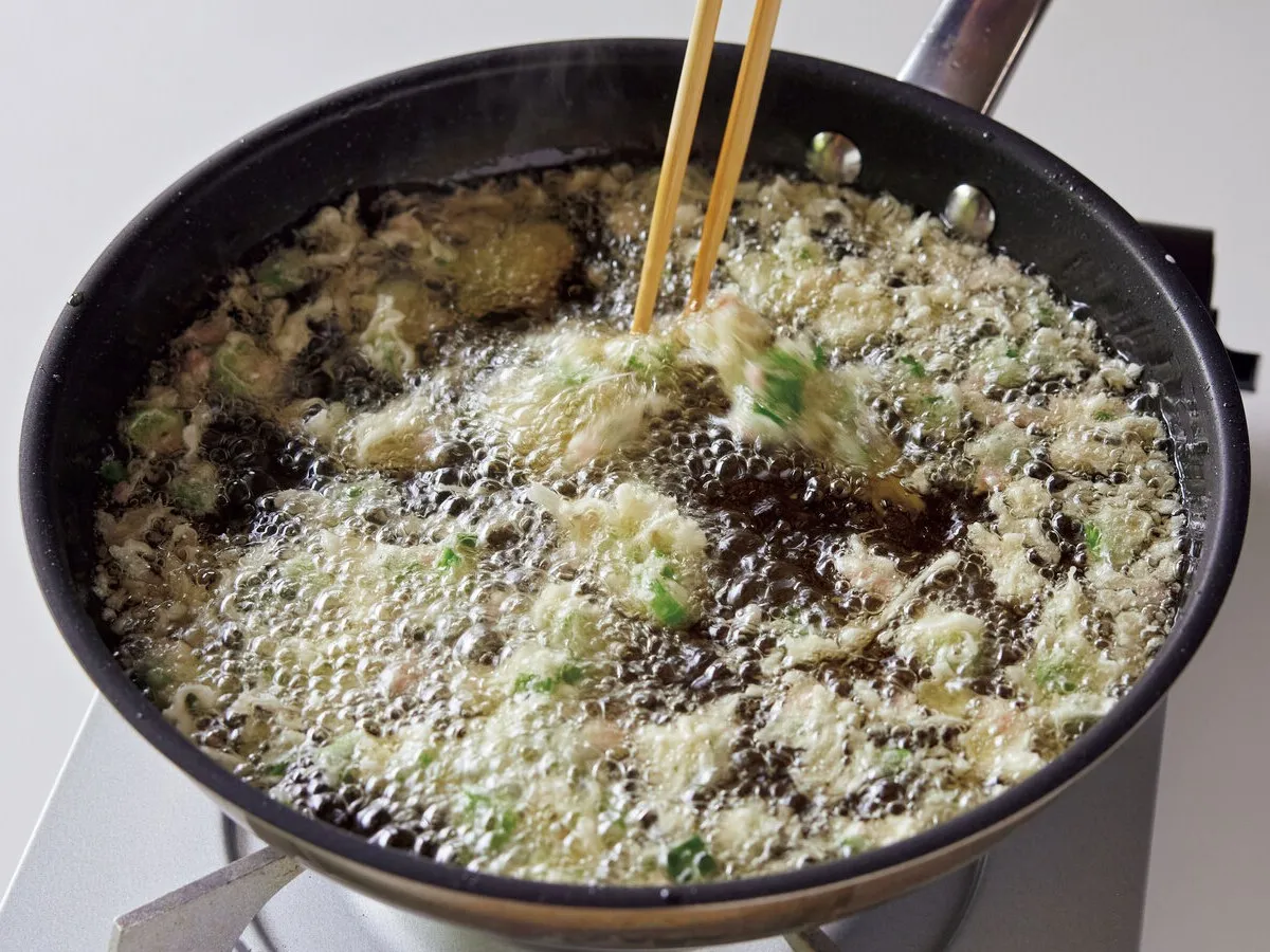 菜箸で混ぜて揚げる
