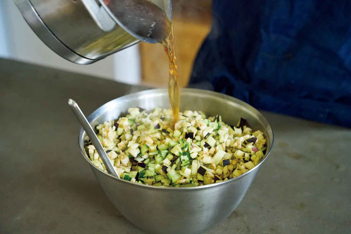 煮立たせたたれを野菜にかける
