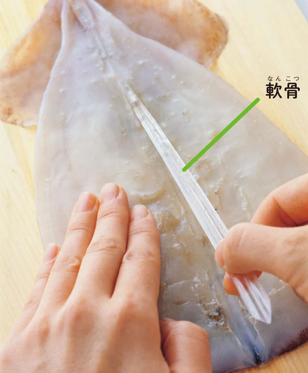 いかのさばき方　いかの胴から軟骨をはがす