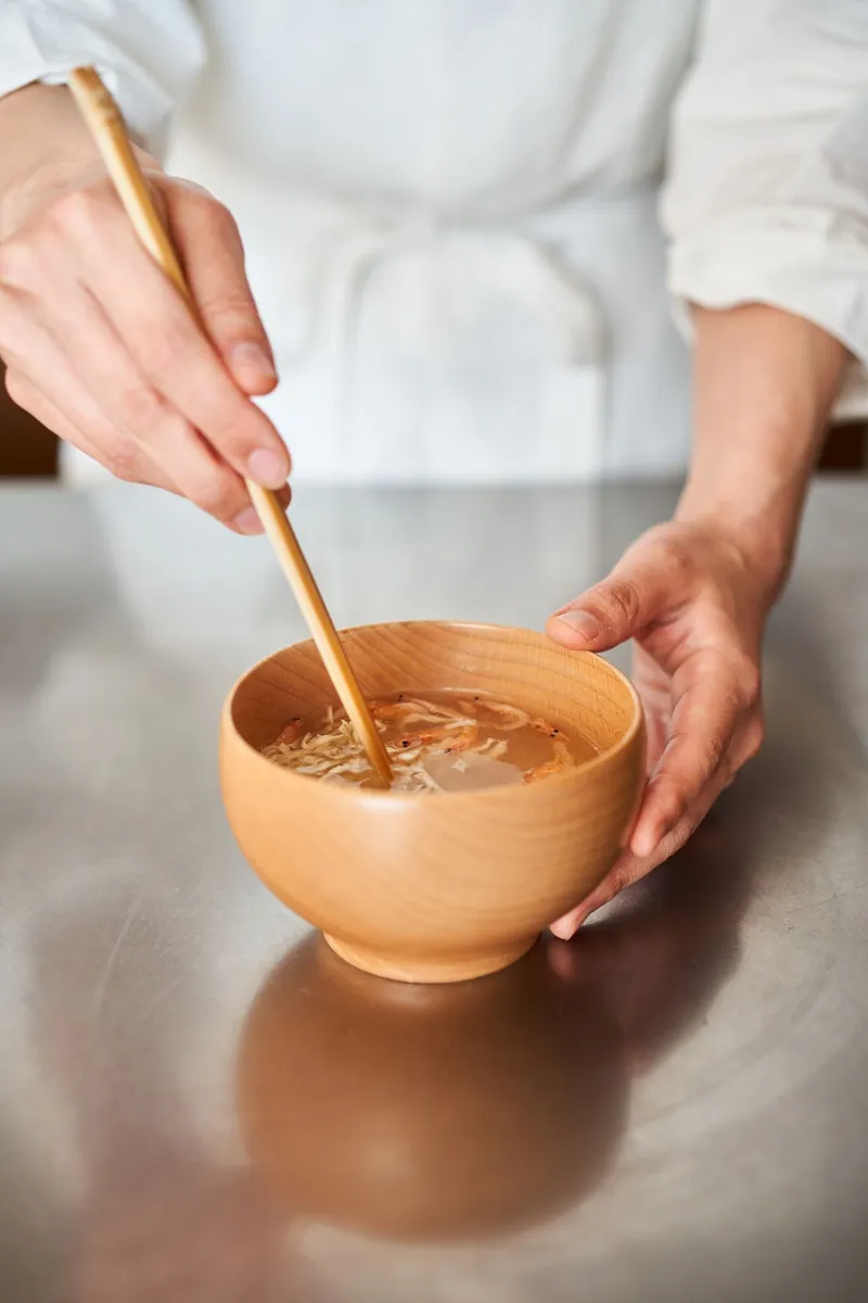 具材を入れてお湯を注ぎ、混ぜるだけ