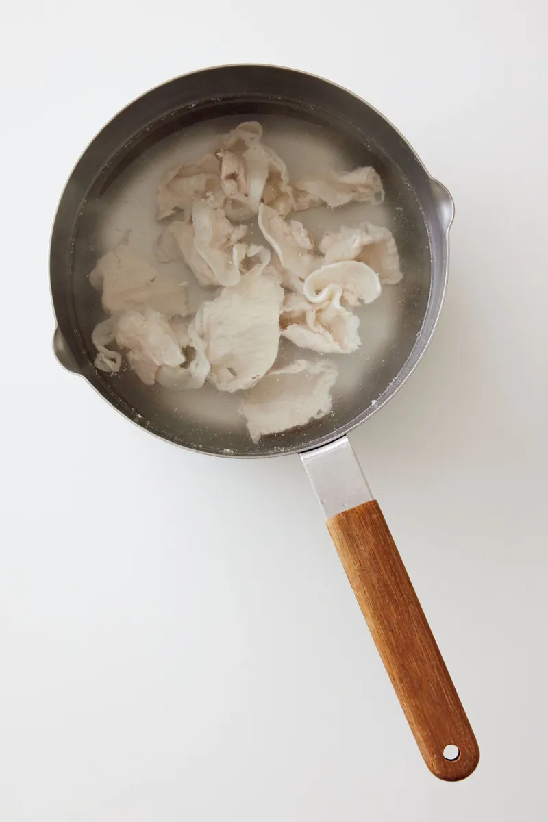 豚肉に「マヨネーズ」を塗ってからゆでると、時間が経っても驚くほどしっとり！　マヨ味は残りません。