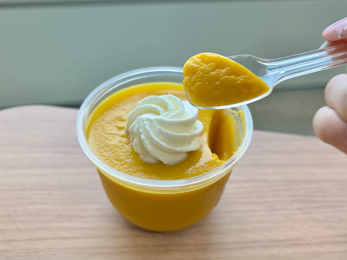 まずはプリンを一口いただきます